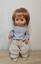 Simpatica bambola di plastica