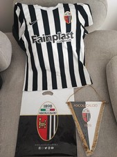 Maglia originale Ascoli Calcio 2022-23, sponsor Nike. Gagliardetto della squadra