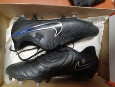 scarpe da calcio nike tiempo Legend 10 taglia 42 con parastinchi nuovi taglia M.