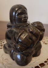Statuina donna Inuit con