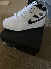 Size 5 - Air Jordan 1 Mid