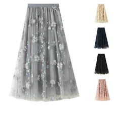 Donna Ricamato a Strati Rete