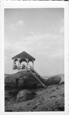 Gazebo su rocce vicino all'oceano viaggio costiero foto vintage bianco e nero istantanea