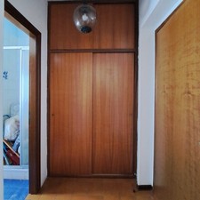 ARMADIO A MURO IN LEGNO MASSELLO CON ANTE SCORREVOLI