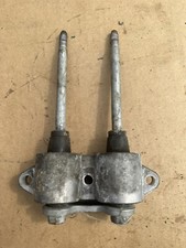 UPPER MOUNT & BOLTS 70HP