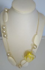 COLLANA LUNGA DI CORDA CON CONCHIGLIE ,PERLE BIANCHE E FIORI DI RASO , ESTATE 
