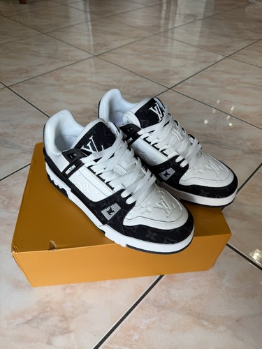 Nuove scarpe sneakers - nuove!,