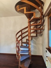 scala a chiocciola usata totalmente in legno, tenuta benissimo corrimano in legn
