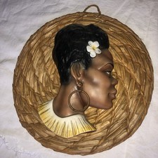 VOLTO DI DONNA AFRICANA O CARAIBICA IN TERRACOTTA O CERAMICA SU PIANO DI PAGLIA.