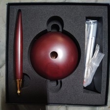 Penna da scrivania ACME Studio "Classico" in legno di rosa di MEMPHIS Designer MATTEO THUN - NUOVA