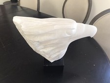 Scultura testa di aquila intagliata in pietra alabastro Anthony Quickle Artista 2006