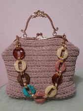 Borsa in ciniglia fatta all'uncinetto 