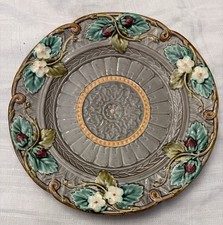 RARE ASSIETTE  EN BARBOTINE DE SARREGUEMINES FRAISES FOND GRIS/MARRON