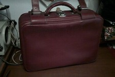 valigia rossa ecopelle vintage con cinghie dimensione medio-piccola leggi....