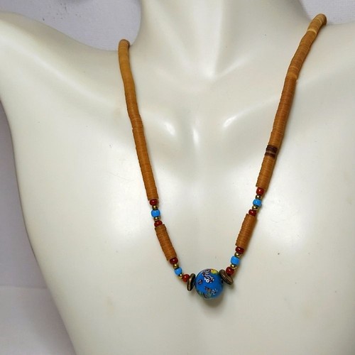 Collana marrone chiaro con una
