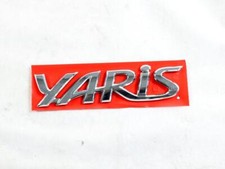 75442-0D150 STEMMA FREGIO LOGO EMBLEMA "YARIS" PORTELLONE COFANO POSTERIORE BAUL