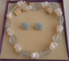 SET COLLANA FIRMA MONET LUCITE BICOLORE ORECCHINI Trifari LUCITE CELESTE A CLIP