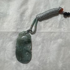 Il ciondolo intagliato in giada è nuovo, ma ci sono graffi tipici della pietr...