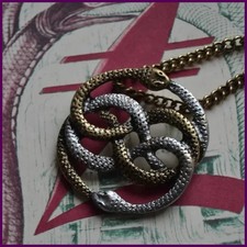 Collare con colgante de
