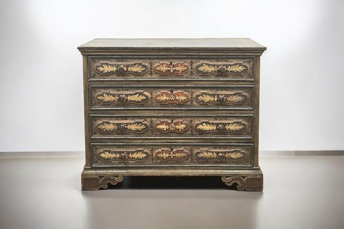 Antico cassettone intagliato - , e
