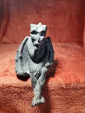 Statua gargoyle alato seduto