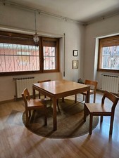 Tavolo e 4 sedie, legno massello frassino, cm 105 x105, allungabile a 210 cm