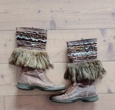 Stivaletti in pelle e lavorazione in lana. Foderati in eco pelliccia.Taglia 39. 