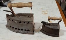 LOTTO 2 ANTICHI FERRI DA STIRO A CARBONE IN GHISA CON MANICO IN LEGNO 