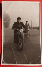 CARTOLINA FIRENZE VIGILE URBANO  MOTO GUZZI  E DONNA IN BICI 1940 ( L. F. )