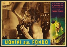 FOTOBUSTA, UOMINI SUL FONDO