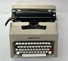 Macchina da scrivere Olivetti Lettera 35 - con custodia