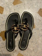 Infradito nere con logo oro
