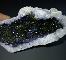 Geode di cristalli flourescenti interni di circa 10 cm.