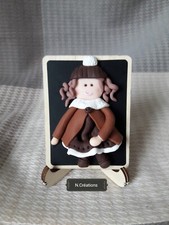 Figurine sur cadre - , en