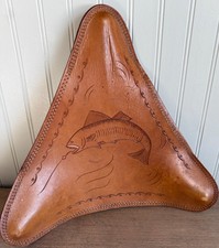 Sgabello sella treppiede in