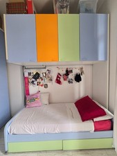 cameretta completa con letto a ponte, cabina armadio e librerie