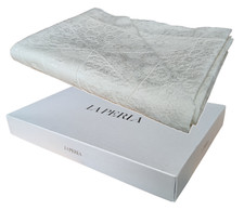 Copriletto ricamato elegante