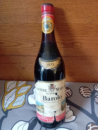 Bottiglia barolo cantine - bottiglia, dei