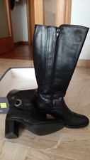 Stivali neri in pelle usati ma