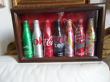 6 BOTTIGLIETTE PIENE DI  ALLUMINIO COCA COLA 1 SPRITE CHIUSE IN VETRINETTA LEGNO