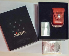 Zippo accendino e marsupio in