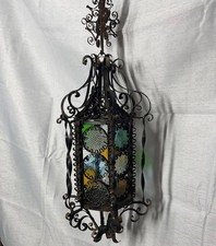 Antica lanterna veneziana a sospensione in ferro battuto con dischi in vetro multicolore, lat