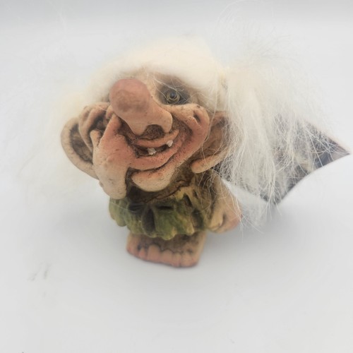 Nyform troll girl picking - nyform,