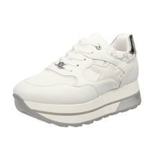 Queen Helena Sneakers Con