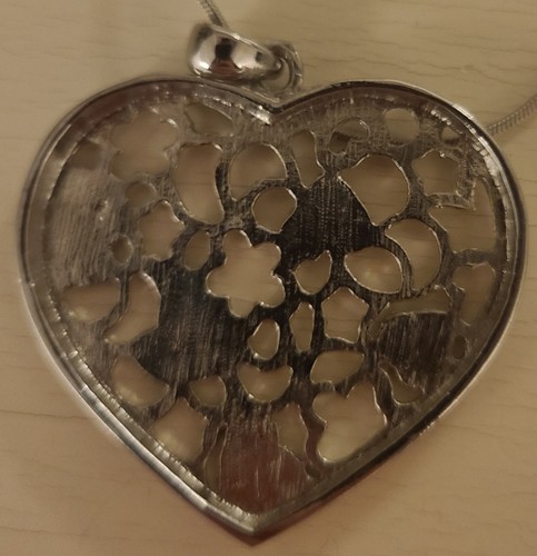 Collana con ciondolo - a, forma