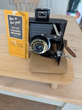 Macchina fotografica pieghevole KODAK Six-20 Brownie completa di custodia e libretto.