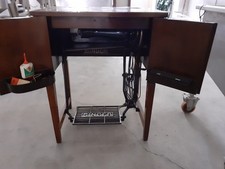 MACCHINA DA CUCIRE SINGER VINTAGE BASE IN GHISA  con mobile in legno 
