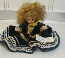 Bambola di Porcellana seduta