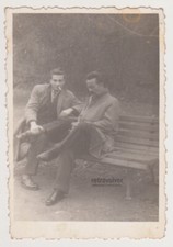 Due giovani uomini belli e