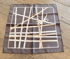 Elegante foulard di seta